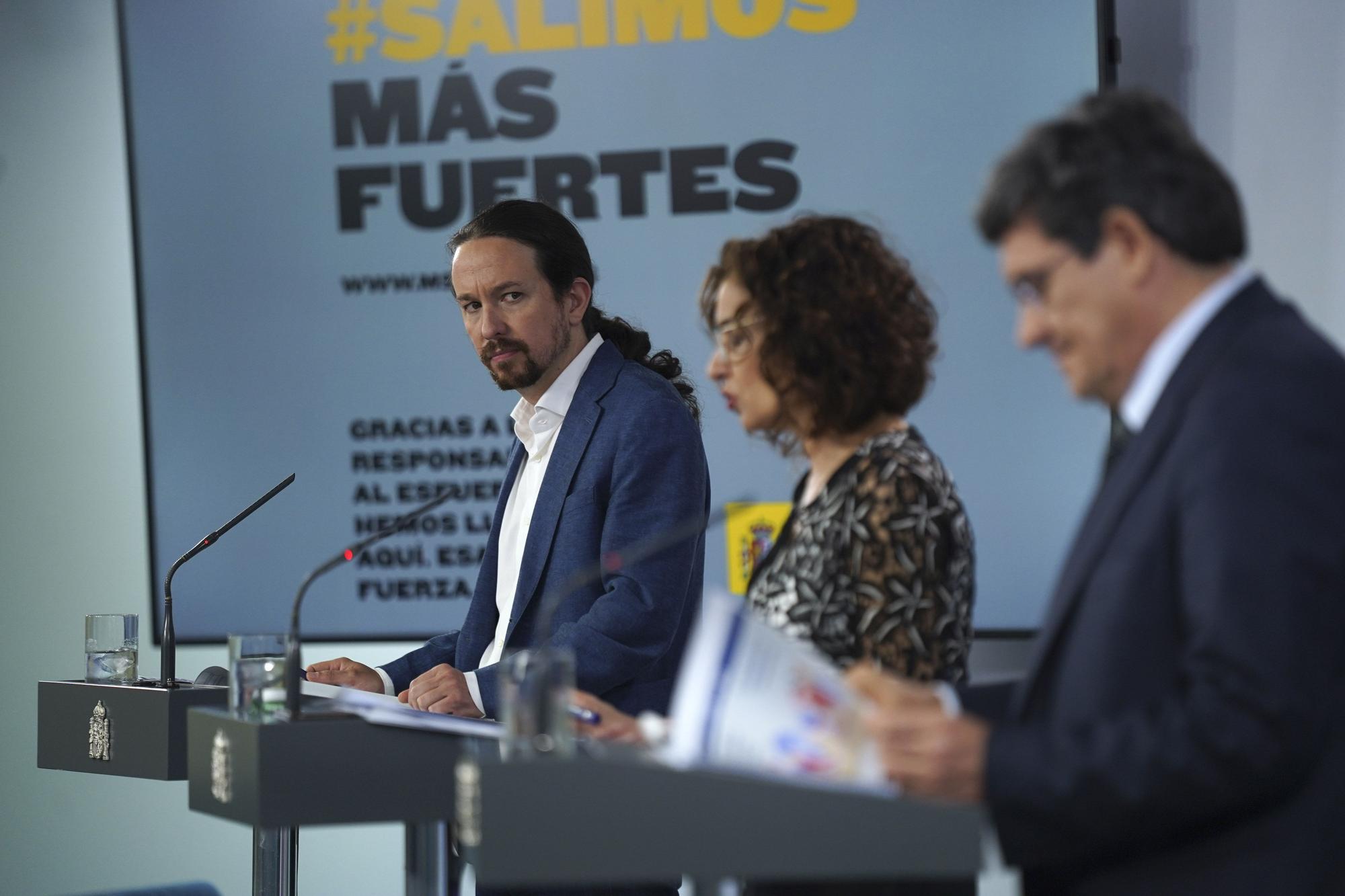 Pablo Iglesias mira a José Luis Escrivá, en una imagen de archivo