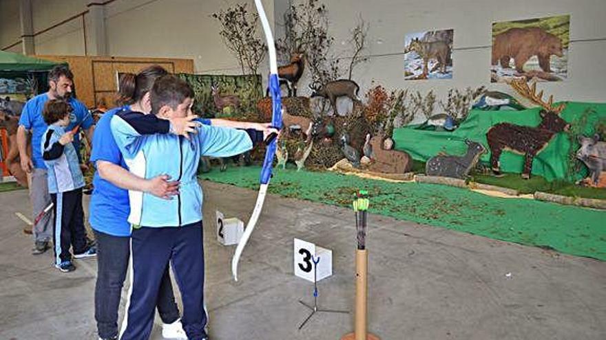 Varios niños practicando el tiro con arco.