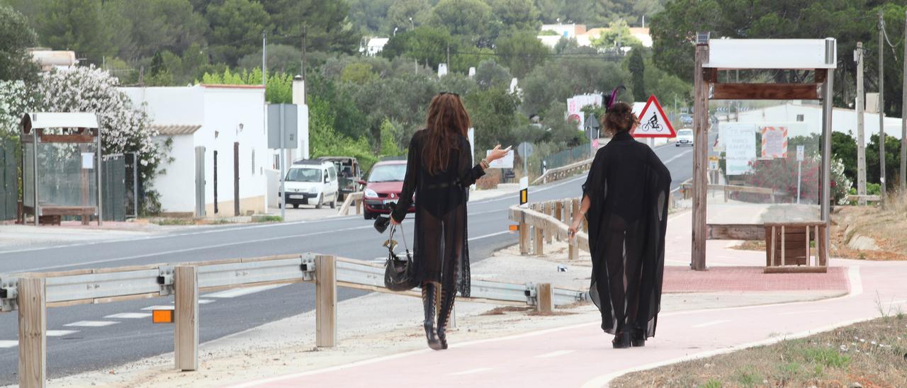 Dos mujeres caminan por el carril bici de Santa Gertrudis tras la fiesta en el Polvorín, en julio de 2014.