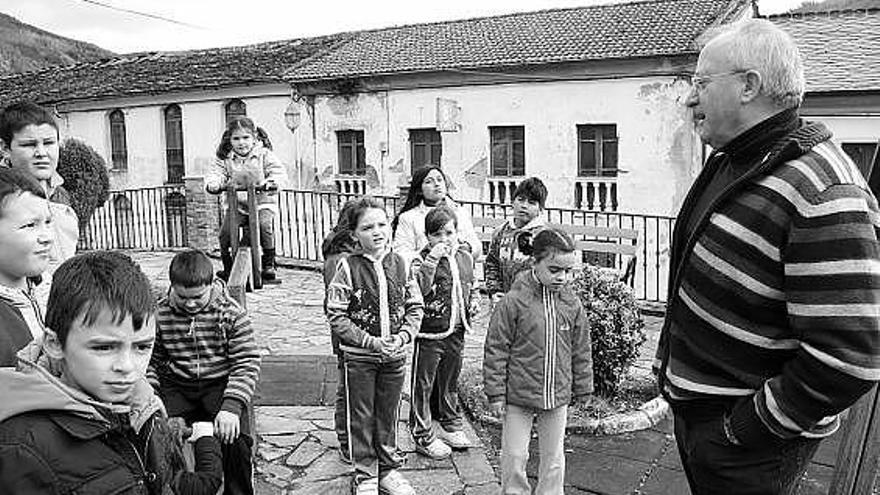 El alcalde de Taramundi, Eduardo Lastra, dirigiéndose ayer a un grupo de niños del concejo.