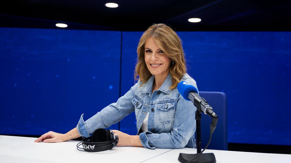 Pilar García Muñiz, directora y presentadora de 'La tarde' en la Cadena Cope, posa en el estudio donde realiza su programa.