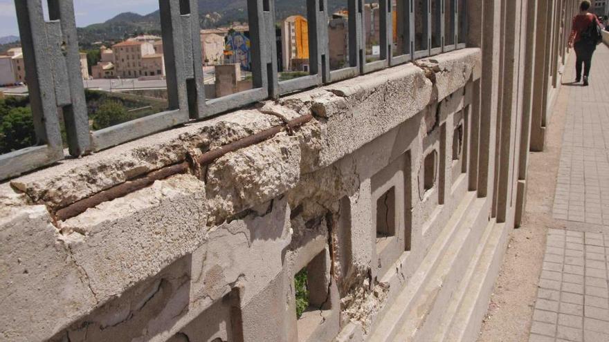 Las balaustradas del puente están muy deterioradas.