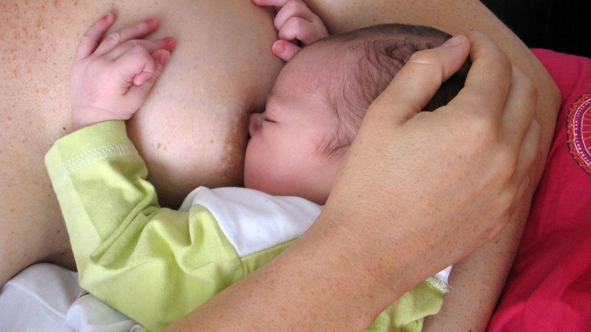 La leche materna de las madres vacunadas con Pfizer podría proteger del covid-19 a sus bebés