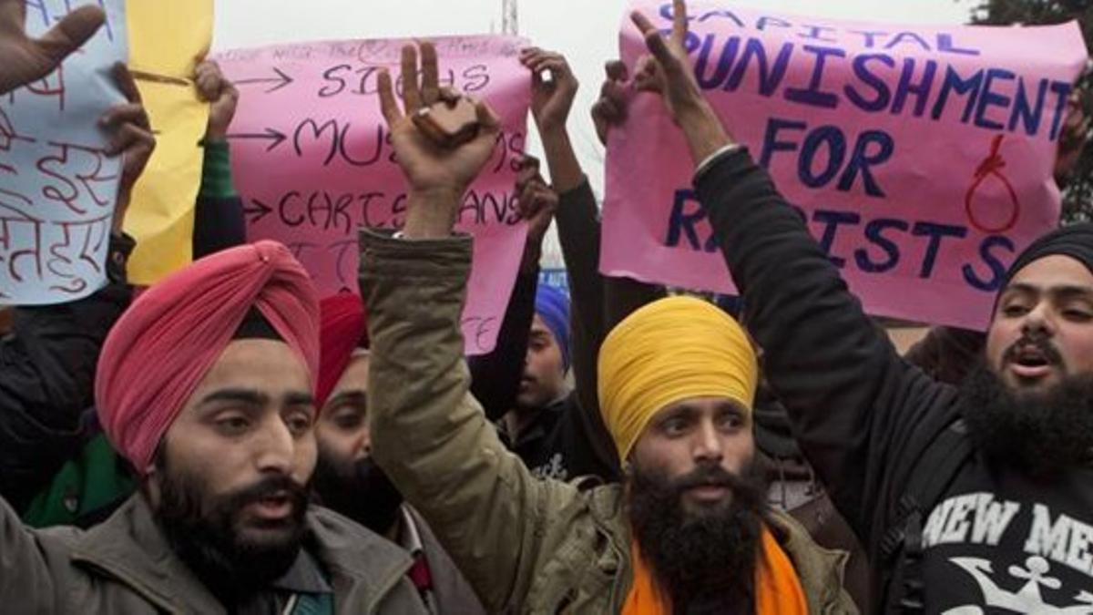 Estudiantes sijs protestan contra la violación de la estudiante en la ciudad de Srinagar.