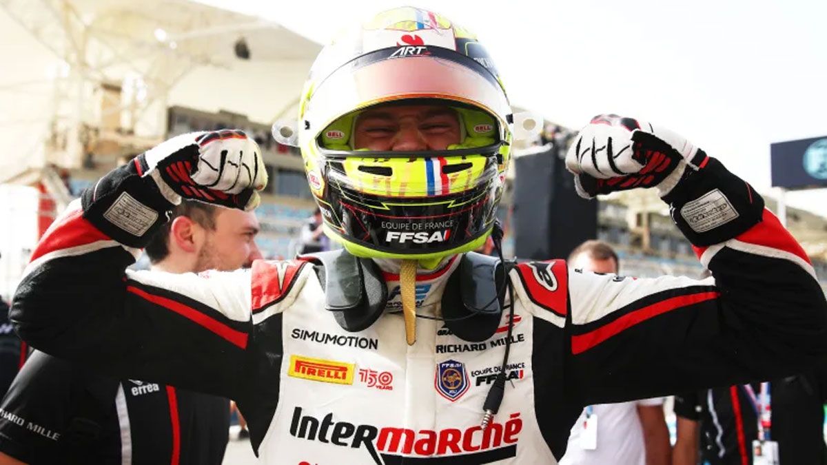 El francés Pourchaire celebra su victoria en el circuito de Sakhir