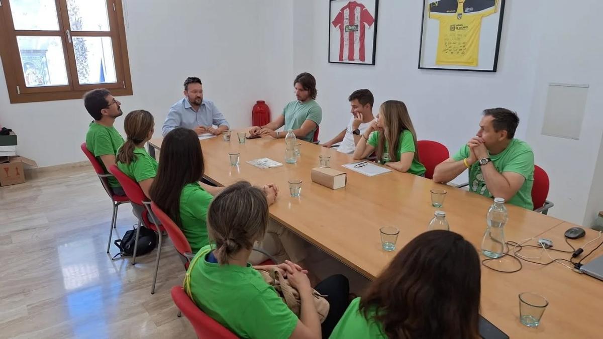 El alcalde de l'Olleria, reunido con el profesorado y los equipos directivos de los centros educativos locales.
