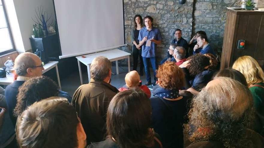 Asistentes a la presentación del videoclip de Cambia Avilés; al fondo, Tania González y Primitivo Abella.