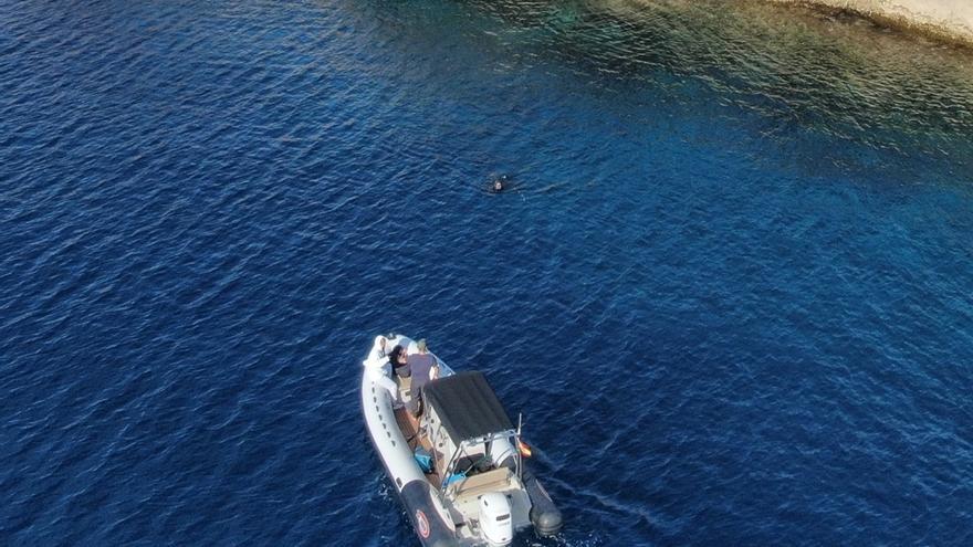 Denuncian a una embarcación con tres pescadores submarinos que se dieron a la fuga entre Ibiza y Formentera