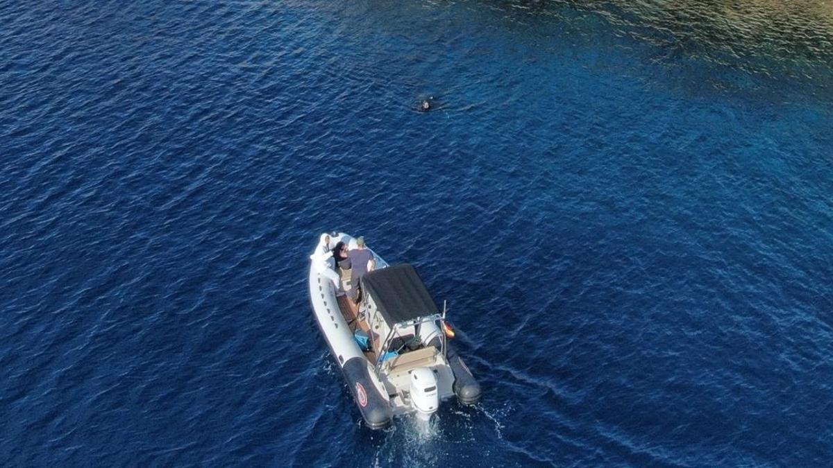 Denuncian a una embarcación con tres pescadores submarinos que se dieron a la fuga en Ibiza