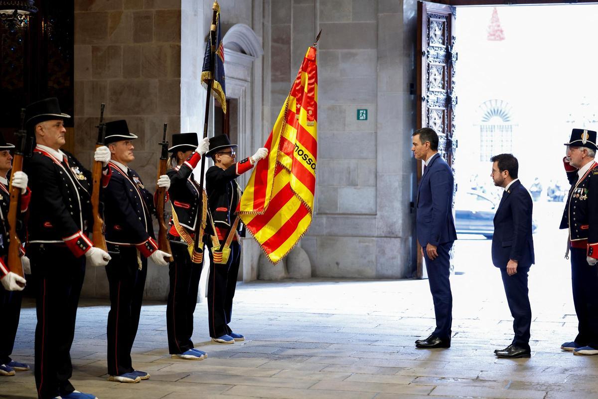 Sánchez y Aragonès ante la formación de gala de los Mossos d'Esquadra.