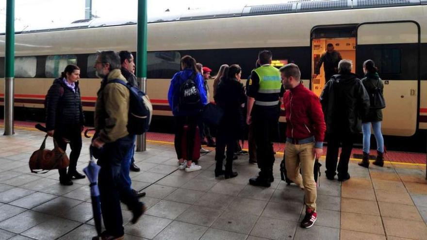 Pasajeros en la estación de tren de Vilagarcía, una de las incluidas en el Eje Atlántico de velocidad alta // Iñaki Abella