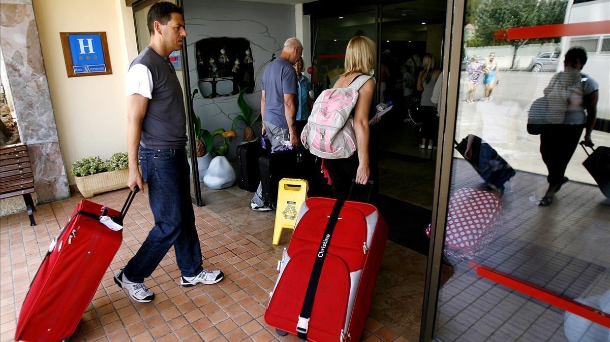 zentauroepp10853987 tourists arrive at a hotel in calvia on mallorca island on 2170724110524