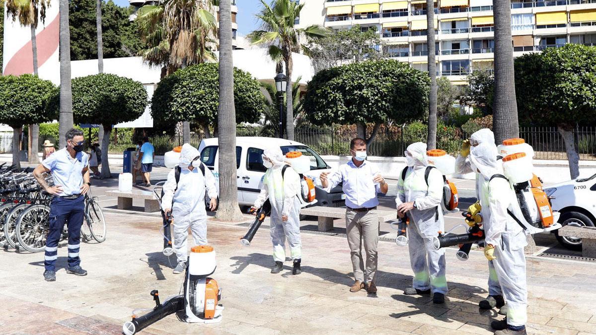 En las últimas 24 horas, en Marbella se han detectado 74 positivos y un fallecimiento por coronavirus. En la imagen, labores de desinfección en el paseo marítimo.
