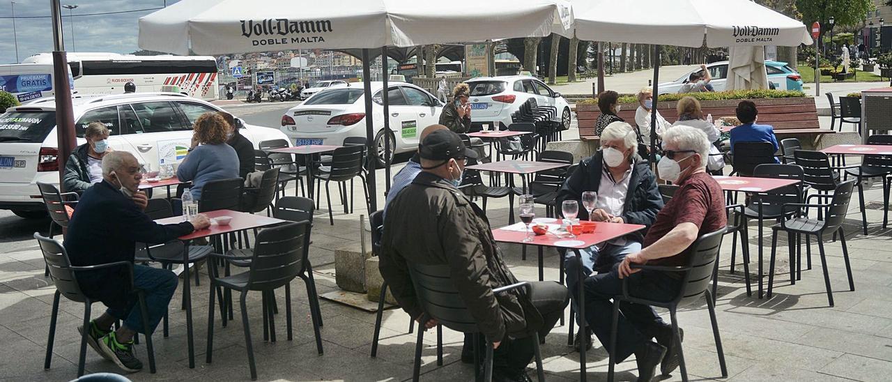 Varios clientes en una terraza de hostelería en Marín.  // RAFA VÁZQUEZ