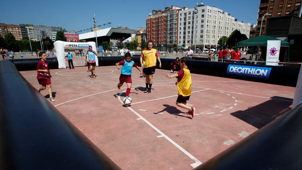 Participantes en una edición anterior del Día del Deporte de Avilés.