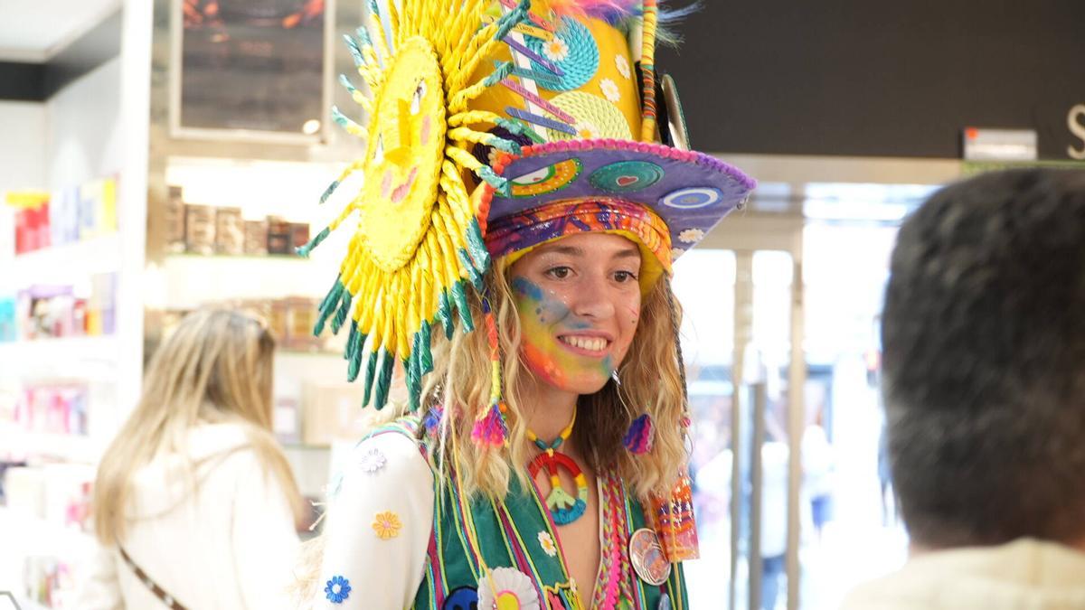 Fotogalería | Las comparsas lucen sus trajes este lunes como maniquíes vivientes