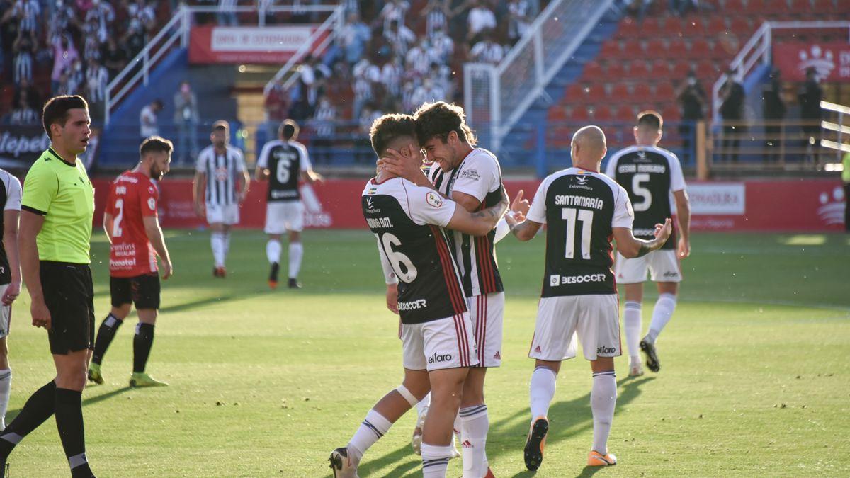 Jugadores del Badajoz celebran el triunfo ante el Zamora que daba al club pacense el acceso a la final por el ascenso.