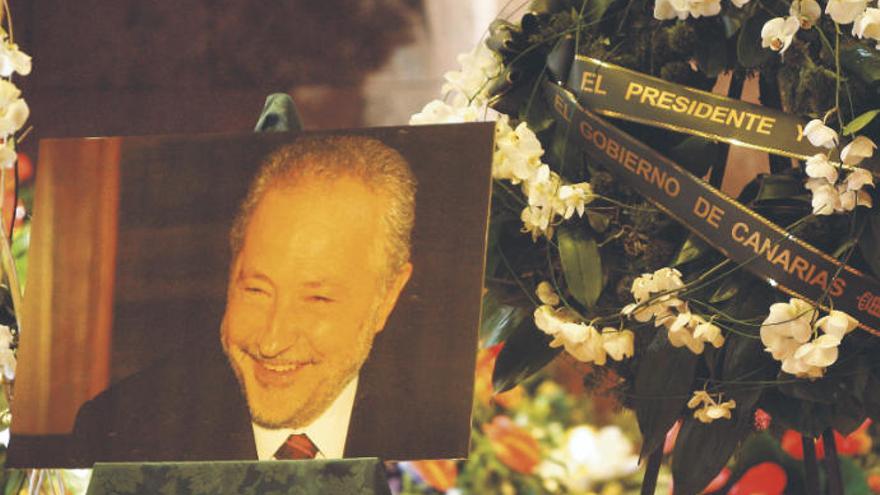 Una foto de Adán Martín sonriendo presidía la estancia durante el velatorio.