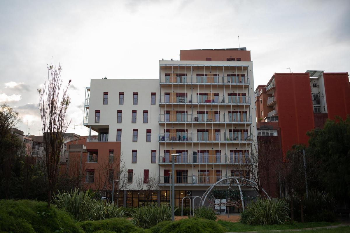 Archivo - Fachada de un edificio de viviendas en Barcelona. ARCHIVO