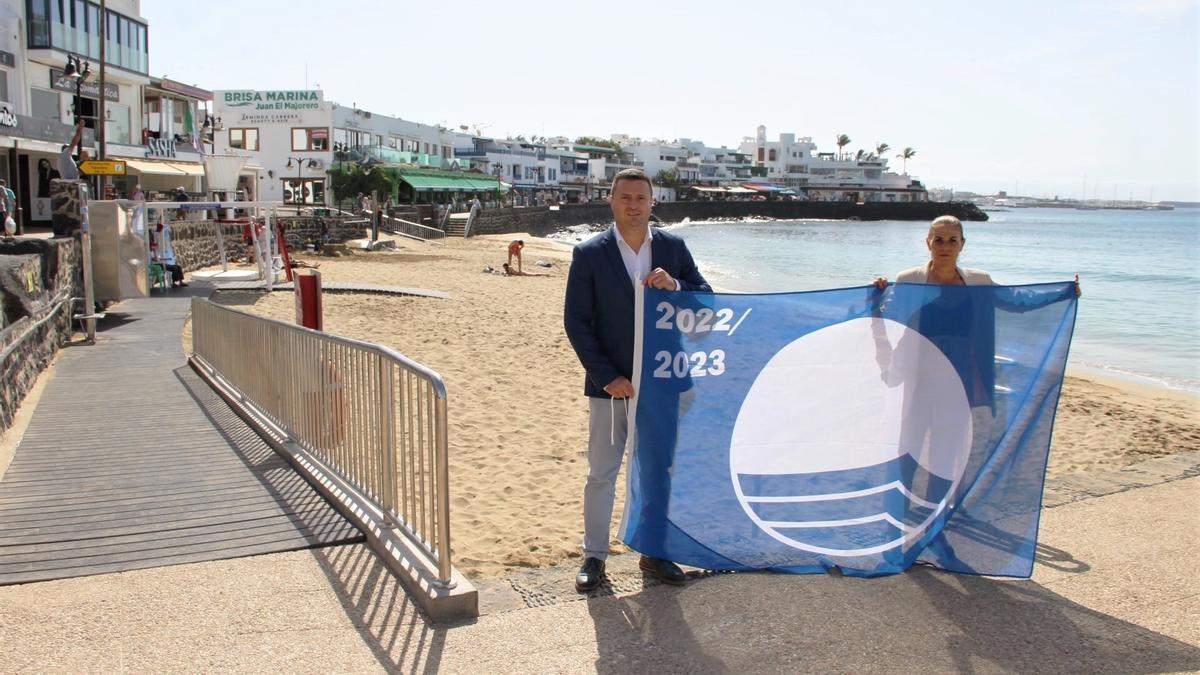 La playa de Playa Blanca ostenta Bandera Azul y Calidad Turística