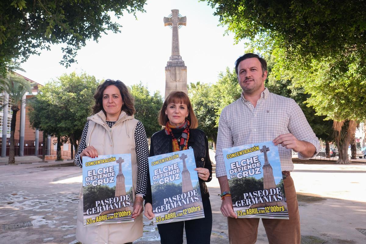 El alcalde, la portavoz de Vox y de Ciudadanos, el mandato pasado anunciando una movilización para defender la cruz