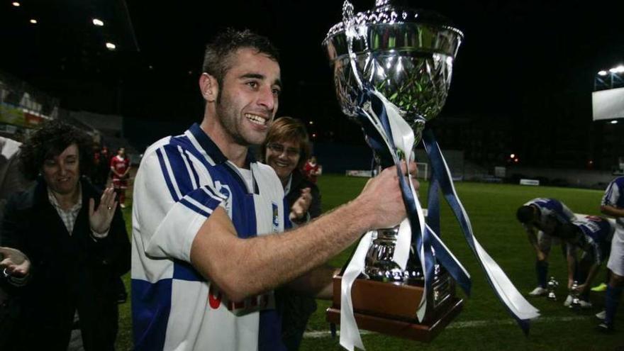 Ginés levanta la Copa Federación que ganó el Tuilla en 2012 en el Suárez Puerta.