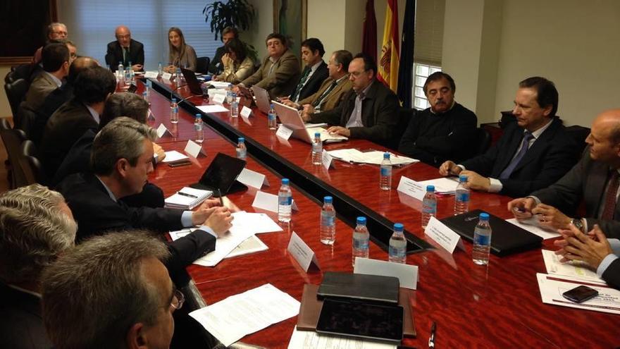 Juan Hernández Albarracín presidió la reunión del Consejo Asesor Regional de Industria.