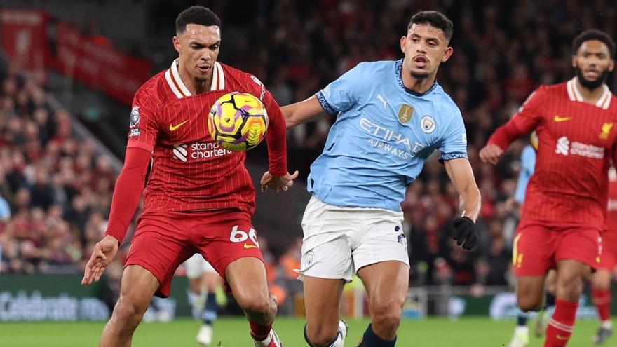 Alexander-Arnold controla el balón durante un partido contra el Manchester City esta temporada. | EFE