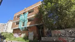 El Concello busca la propiedad del edifico okupa de Atranco