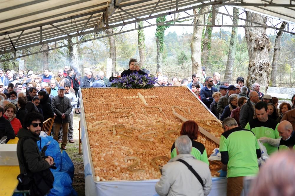 Paradela degusta su gran bollo pascual