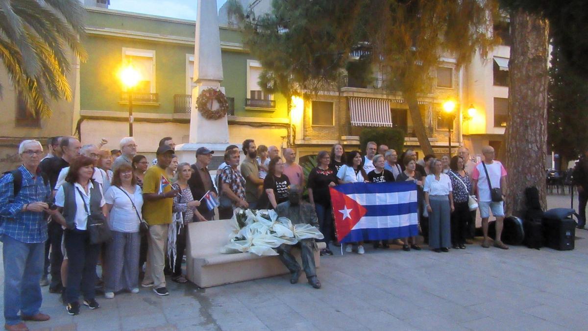 Organizadores del homenaje a Estellés en la ofrenda floral.