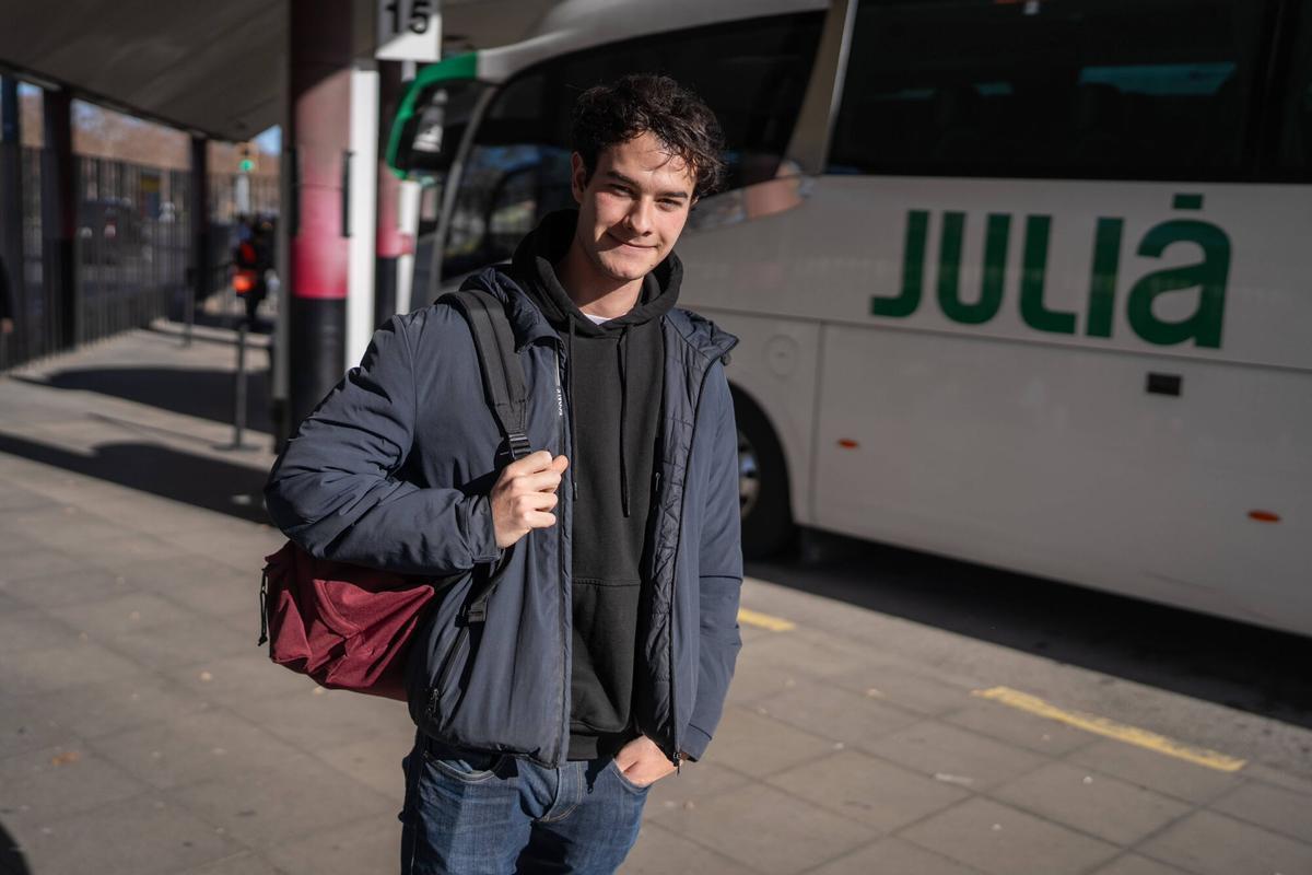 Barcelona, 22/01/2026. Sociedad. Eduard Ayguasanosa Estudiante Periodisme. Autobuses en la estación de Fabra i Puig. Foto: Zowy Voeten / El Periódico.