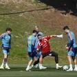 LAS ROZAS (MADRID) 24/03/2026.- Los porteros Unai Simón (c) y Joan García (2i) durante el entrenamiento del equipo en la Ciudad del Fútbol de Las Rozas, Madrid este martes con motivo de la preparación del amistoso contra Serbia que se jugará este viernes. EFE/JJ Guillén. seleccion españa. ciudad del futbol