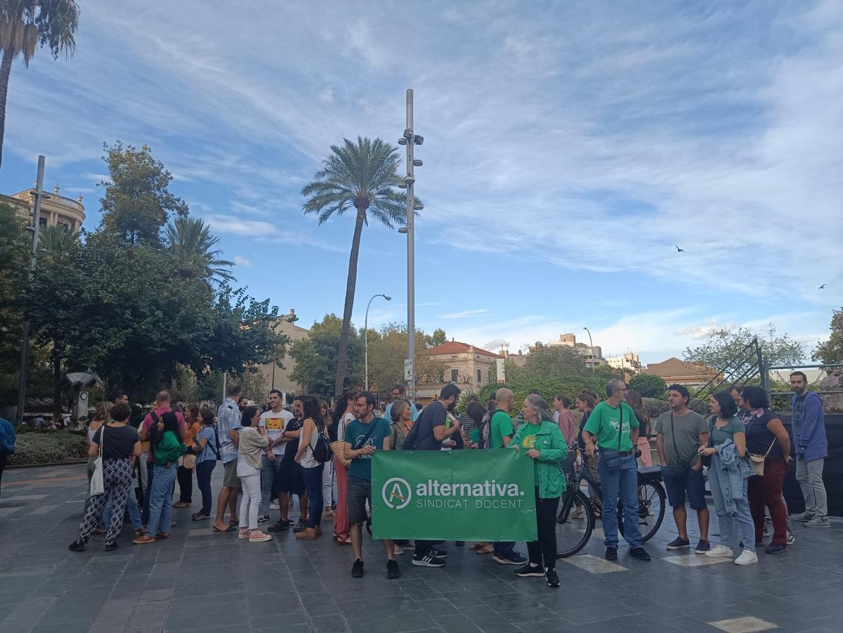 Medio centenar de profesores protestan en Palma por la aplicación ...