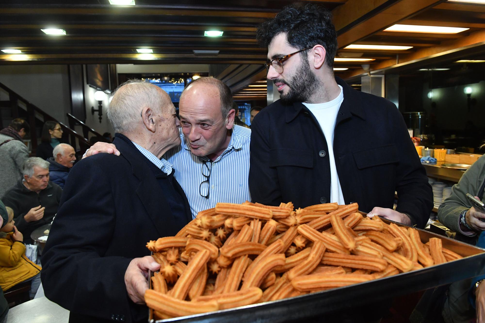 César Bonilla cumple 90 años y lo celebra en el local más antiguo de Bonilla a la Vista que funciona en A Coruña