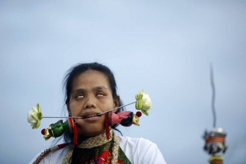 Un devoto del santuario chino Ban Tha Rua con las mejillas perforadas