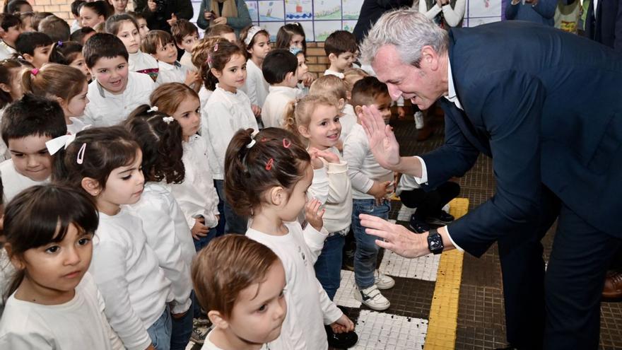 El presidente de la Xunta, Alfonso Rueda, choca la mano a los alumnos del CEIP de Lourido de Poio.