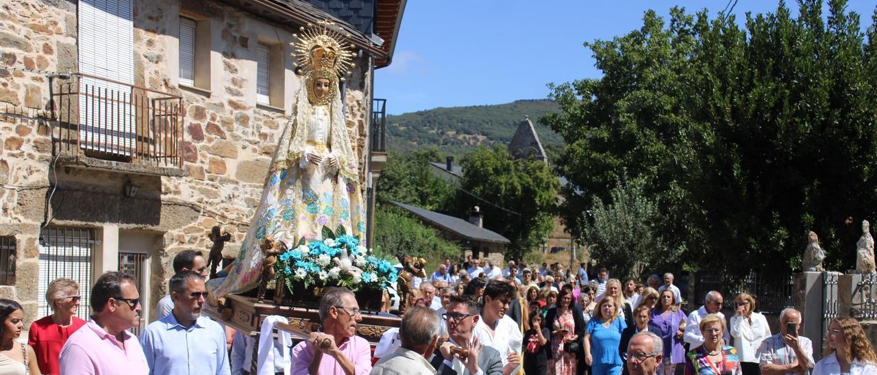 La Virgen de la Guia durante la procesón