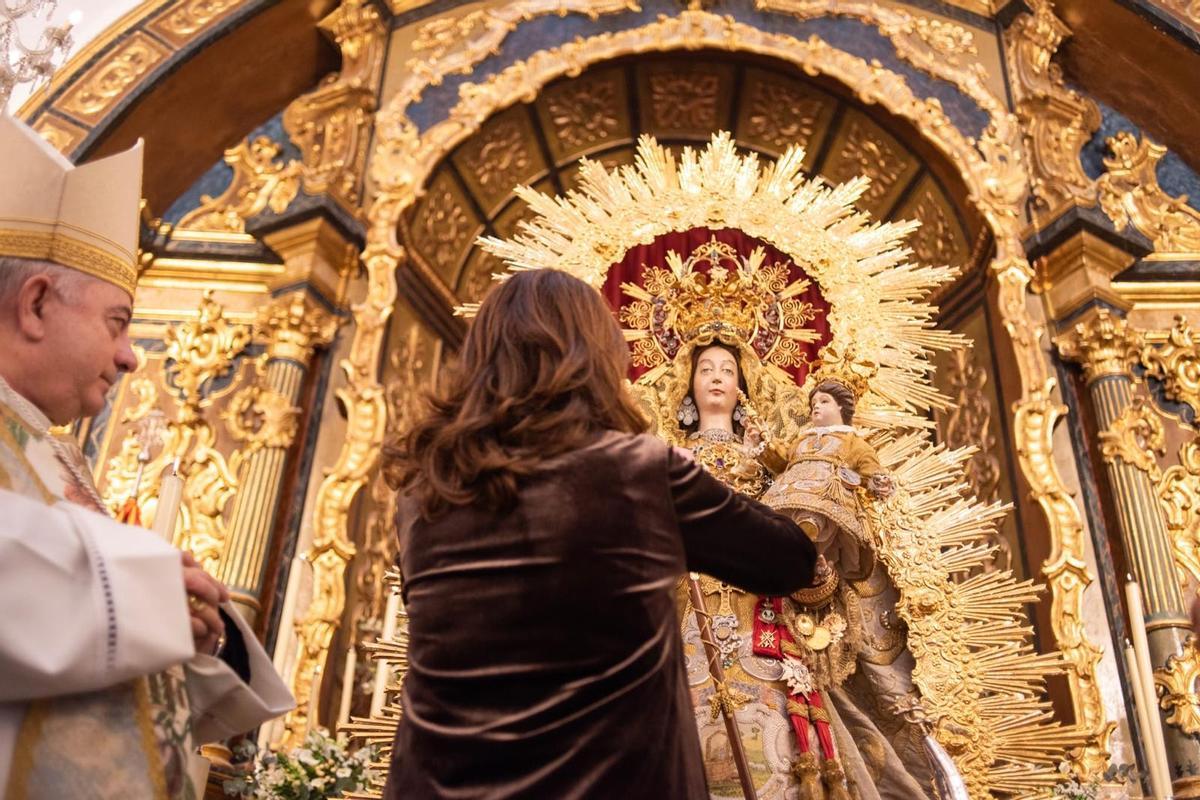 La alcaldesa de Fregenal de la Sierra, Tina Rodríguez, entrega el bastón de mando a la Virgen de los Remedios ante la atenta mirada del arzobispo de Mérida - Badajoz, José Rodríguez Carballo.