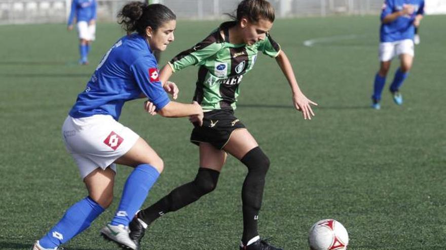 La local Yoli, con el balón, corre perseguida por una jugadora de El Olivo.