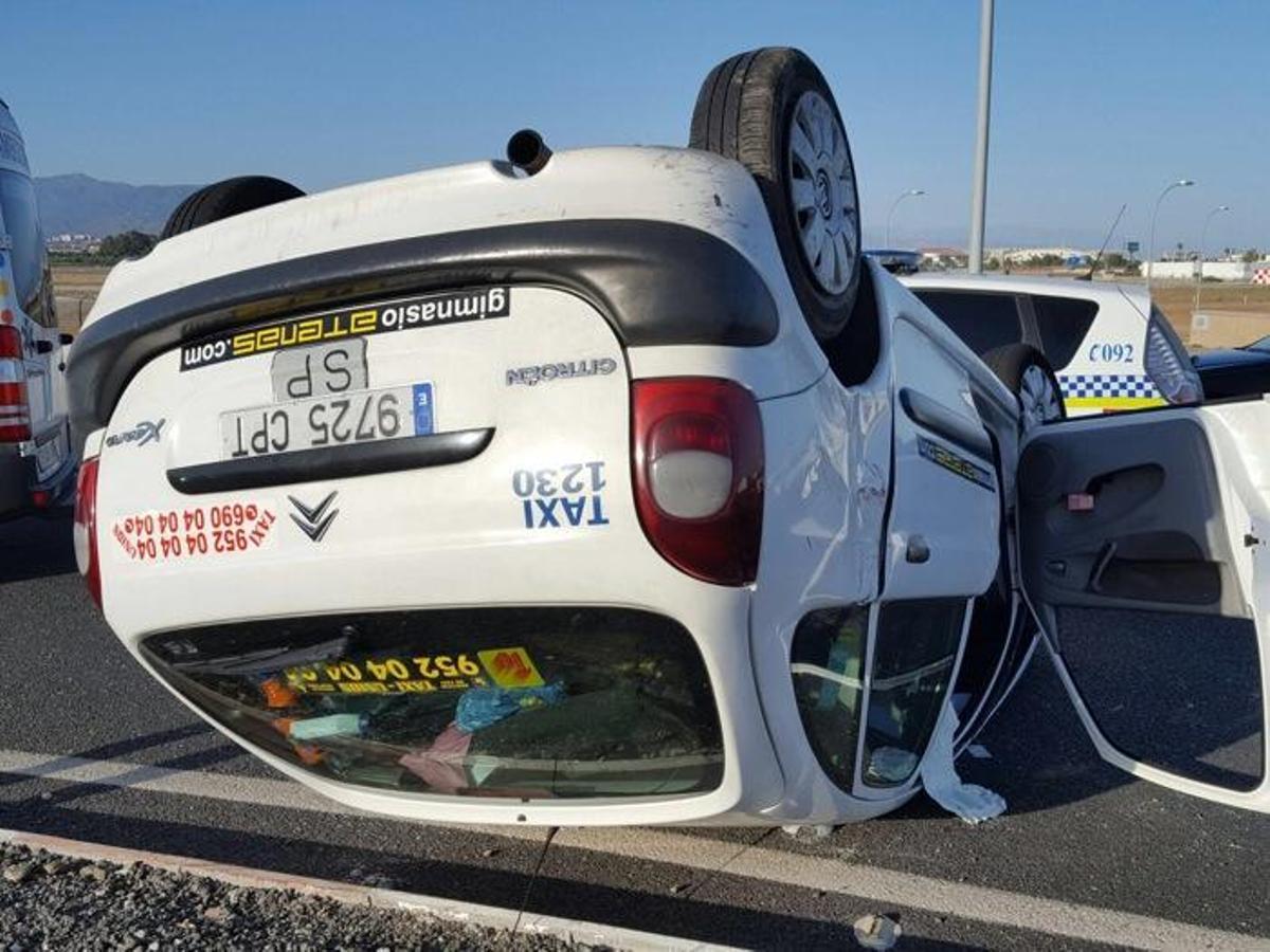 Taxi que volcó en el accidente