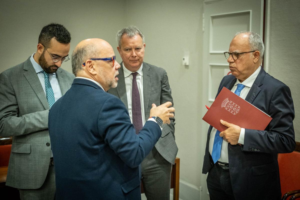 El presidente de Canarias, Fernando Clavijo Batlle, se reúne con los portavoces parlamentarios para valorar las medidas que puede impulsar el Gobierno de Canarias para hacer frente a las consecuencias que la guerra en Oriente Medio está generando en el Archipiélago; así como analizar las acciones aprobadas por el Gobierno de España y su incidencia en las islas