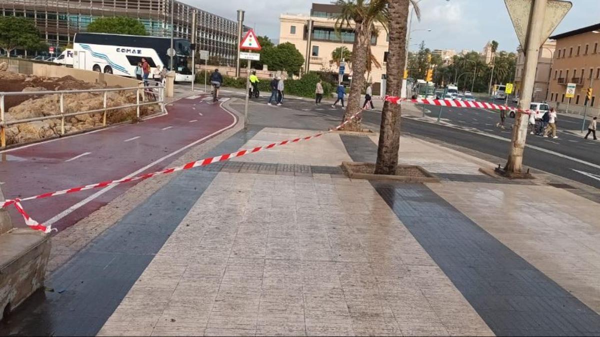 Tramo del Paseo Marítimo cortado a los peatones por el fuerte viento.