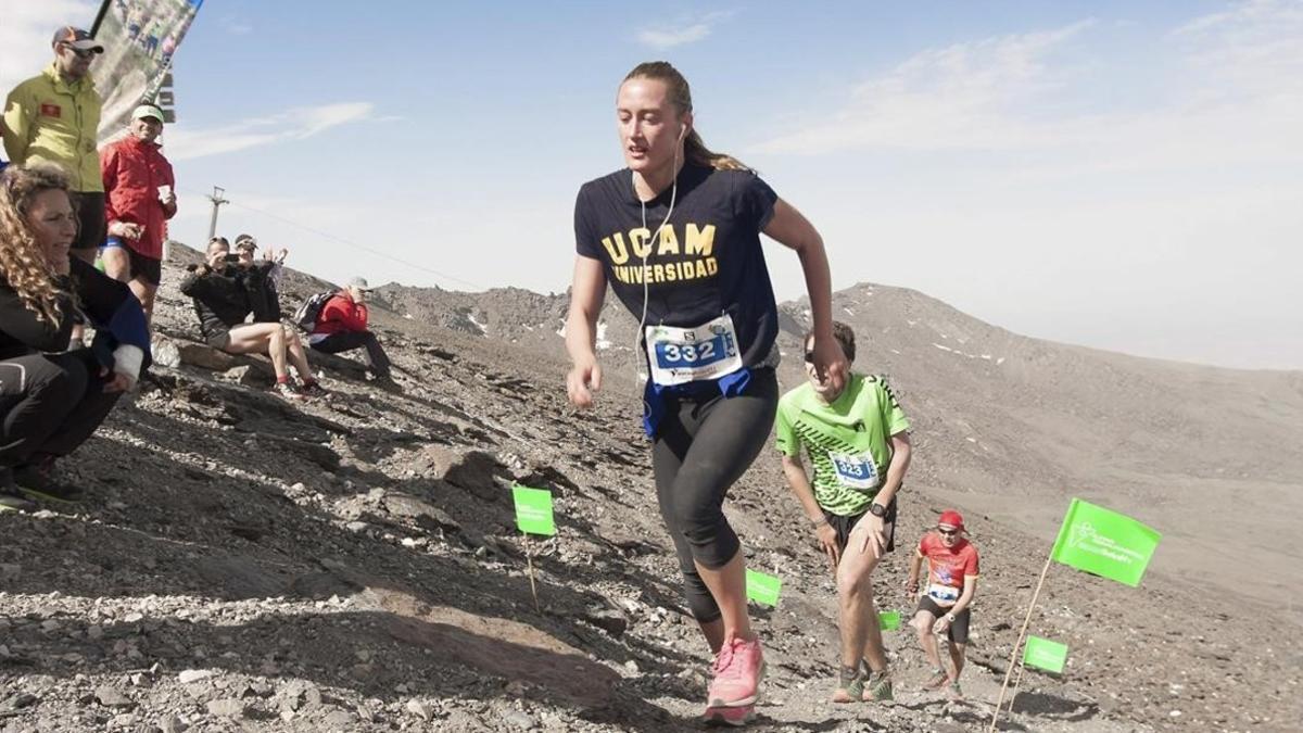 La nadadora Mireia Belmonte durante su participacion en el Kilometro Vertical de Sierra Nevada.