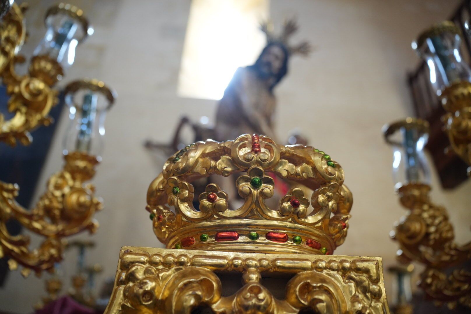 Los titulares procedentes de distintos sitios de la provincia van llegando a los templos, donde el sábado saldrán para participar en el Magno Vía Crucis.