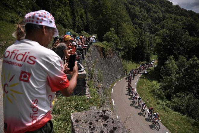 Seguidores fotografían el pelotón durante la 14a etapa del Tour de Franceentre Tarbes y Tourmalet Bareges.