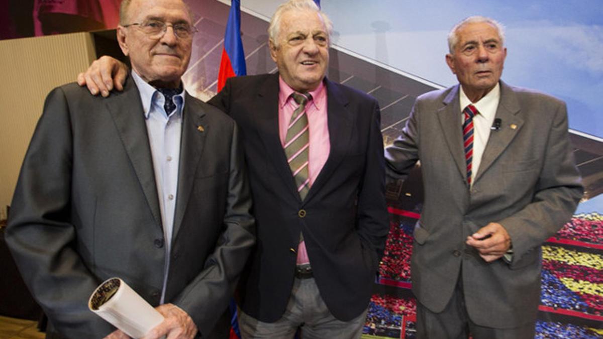 Paco Rodri, Martí Vergés y Ferran Olivella, héroes de la final de 1963 junto a José Antonio Zaldúa, ausente, posaron para SPORT el pasado 18 de mayo en el Auditori 1899 del FC Barcelona