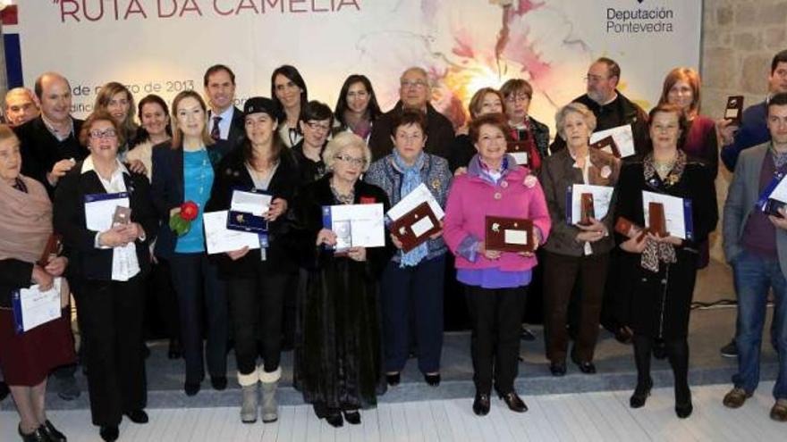 La foto de familia con los premiados en la Exposición Internacional de la Camelia.  // D.P.