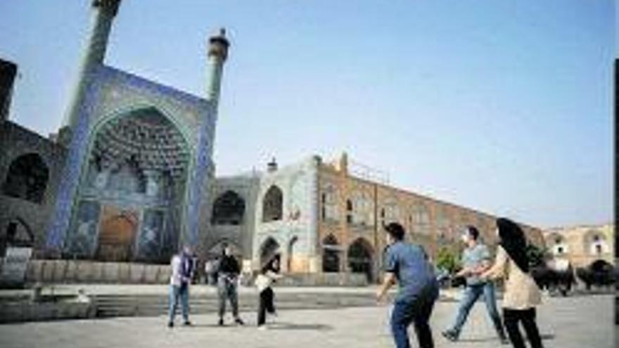 Alrededores del santuario de Fatima 
Masum en la ciudad santa de
 Qom.  marc porta