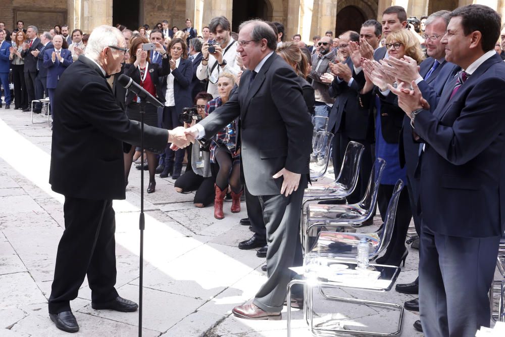 Diversos momentos del Pleno de las Cortes en León